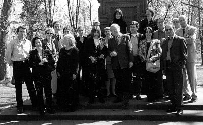Gruppenbild vor dem Schillerdenkmal in Marbach, 1. Treppenstufe: 2. v. l.: Astrid Sebb (DaimlerChrysler), 2. Treppenstufe: 2. v. l.: Horst Claussen (BKM), 4. v. r.: Ulrich Ott (Literaturarchiv Marbach), obere Reihe: 1. v. r.: Susanne Popp (AsKI e.V.), © Foto: Casa di Goethe, Rom