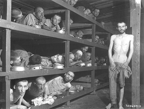 Befreite Häftlinge des Konzentrationslagers Buchenwald in einer Baracke des Kleinen Lagers, Foto: Harry Miller / U.S. Signal Corps, 16.4.1945 © National Archives, Washington 