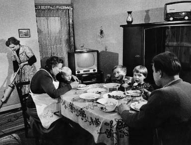 Mahlzeit in den 50er Jahren. Familie mit Fernseher. Foto: Süddeutsche Zeitung