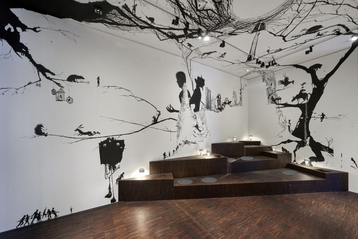 Romantik-Ausstellung im 2. OG: Station »So leben sie noch heute. Jacob und Wilhelm Grimm sammeln Kinder- und Hausmärchen«, Wandmalerei von Henrik Schrat, schwarze Tusche auf Wand, gewidmet Luise Duttenhofer, courtesy siebenhaar art projects, Ffm; Ausstell