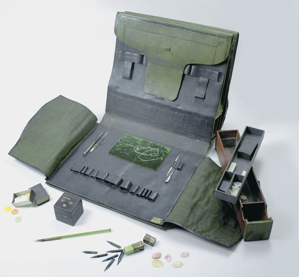 Bettine von Arnims Handtasche, grünes, geprägtes Leder mit Holzboden und Messingschloss 26,9 x, 30,5 x 9,8 cm; undatiert © Freies Deutsches Hochstift, Foto: Udo zur Megede