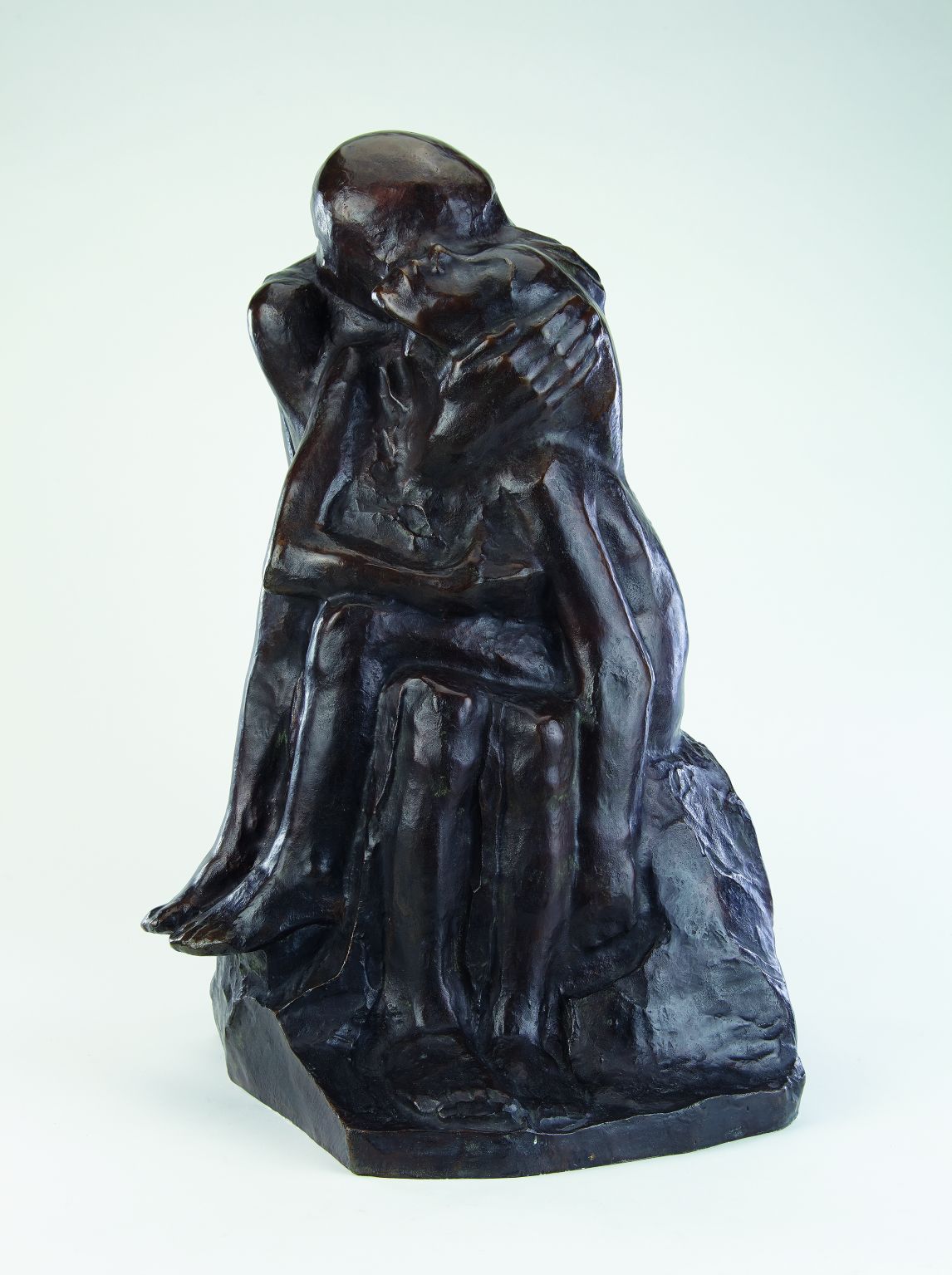 Käthe Kollwitz, Große Liebesgruppe II (Liebespaar), 1913 (Entwurf), 1972 (Guss, posthum), Bronze, Kunstforum Ostdeutsche Galerie, Leihgabe der Bundesrepublik Deutschland, Foto: © Wolfram Schmidt Fotografie