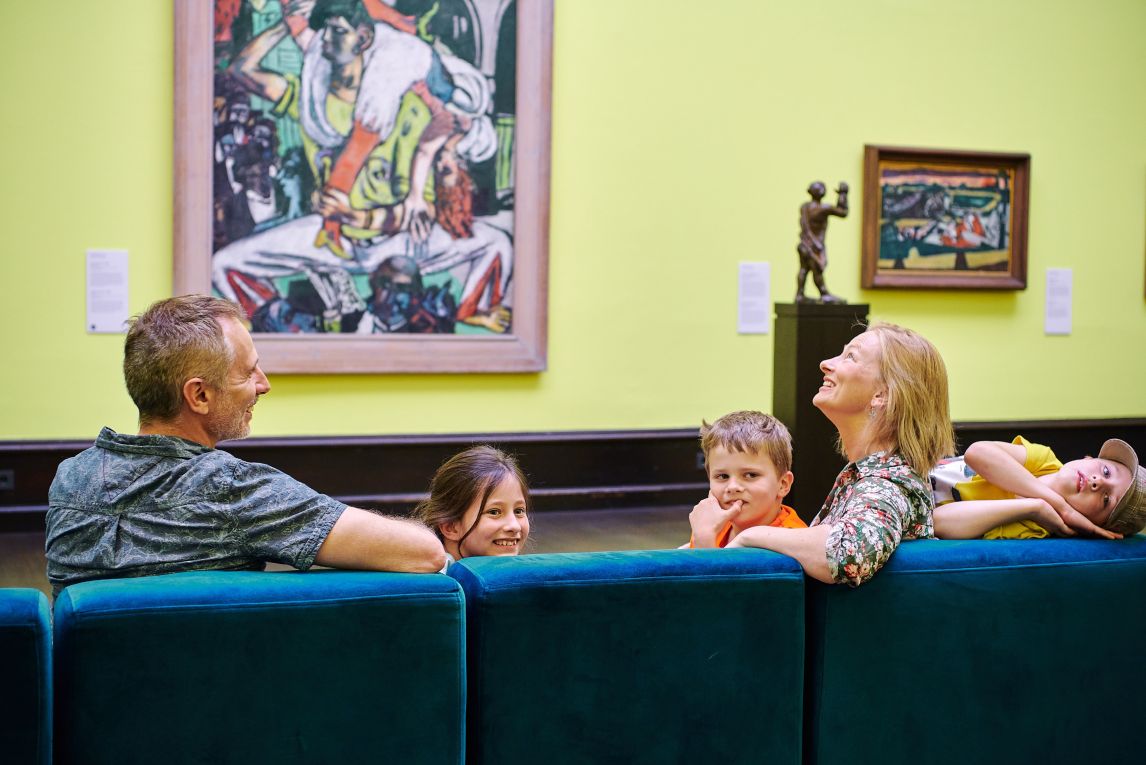 Ausstellungsansicht mit Besuchern und Besucherinnen Remix, Kunsthalle Bremen – Der Kunstverein in Bremen, Foto: Marcus Meyer Photography