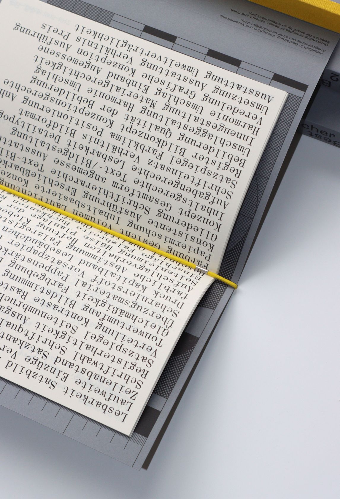 Detail aus dem jährlich erscheinenden Katalog DIE SCHÖNSTEN DEUTSCHEN BÜCHER / THE BEST GERMAN BOOK DESIGN (2022, gestaltet von Pixelgarten), © Stiftung Buchkunst, Katalog 22, Foto: Carolin Bloeink© Stiftung Buchkunst, Katalog 22, Foto: Carolin Bloeink