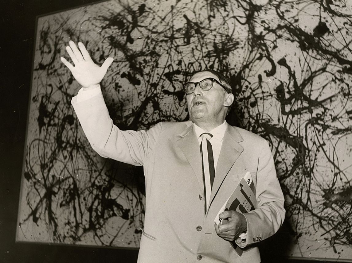 Werner Lengemann: Arnold Bode vor Jackson Pollock, „Number 32“, Signatur: docA, MS, d02, 10041418, © documenta archiv / Foto: Werner Lengemann