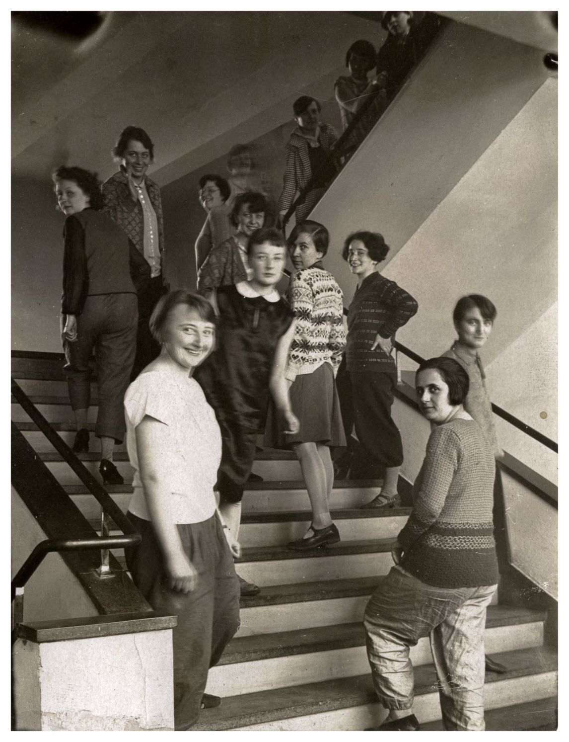 Die Weberinnen auf der Bauhaustreppe, um 1927, T. Lux Feininger, Fotografie, Oskar Schlemmer, Mitarbeit bei der Komposition, Bauhaus-Archiv Berlin © Estate of T. Lux Feininger 