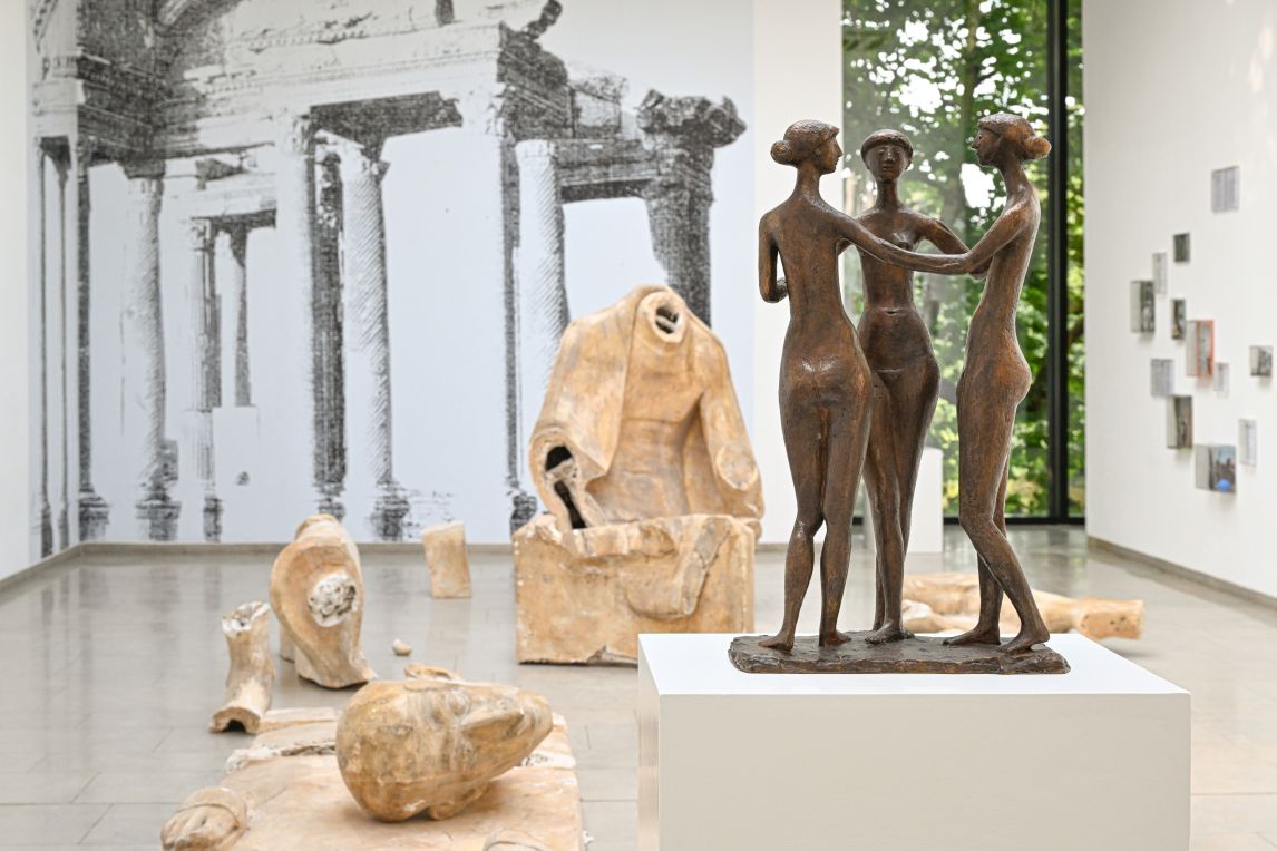 Zwei Figuren im Ausstellungsraum (Interaktion?)