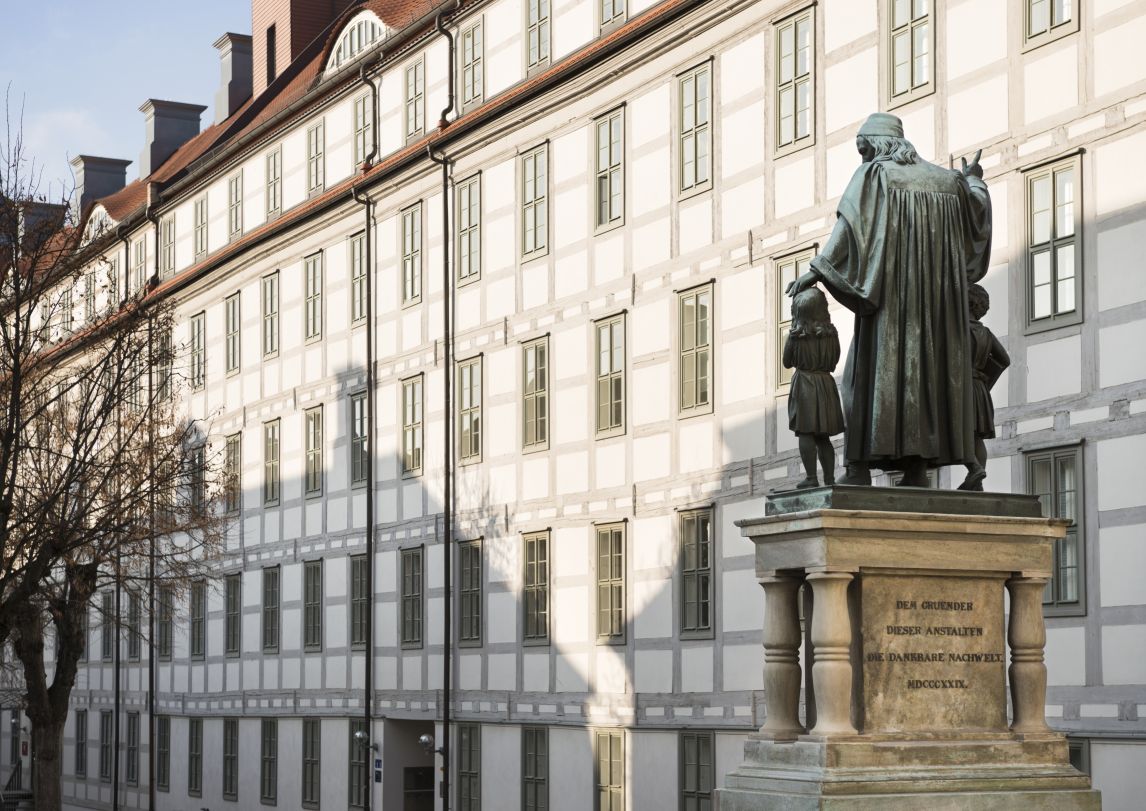 Francke-Denkmal im Lindenhof mit größtem Fachwerkwohnhaus Europas, Falk Wenzel