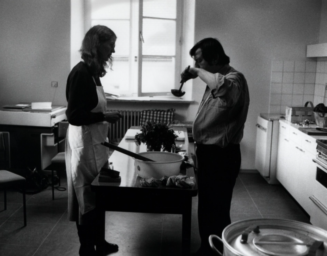 Günter Grass (rechts) kocht Pilzsuppe bei Eröffnung des Literaturarchivs Sulzbach-Rosenberg, Copyright: Literaturarchiv Sulzbach-Rosenberg