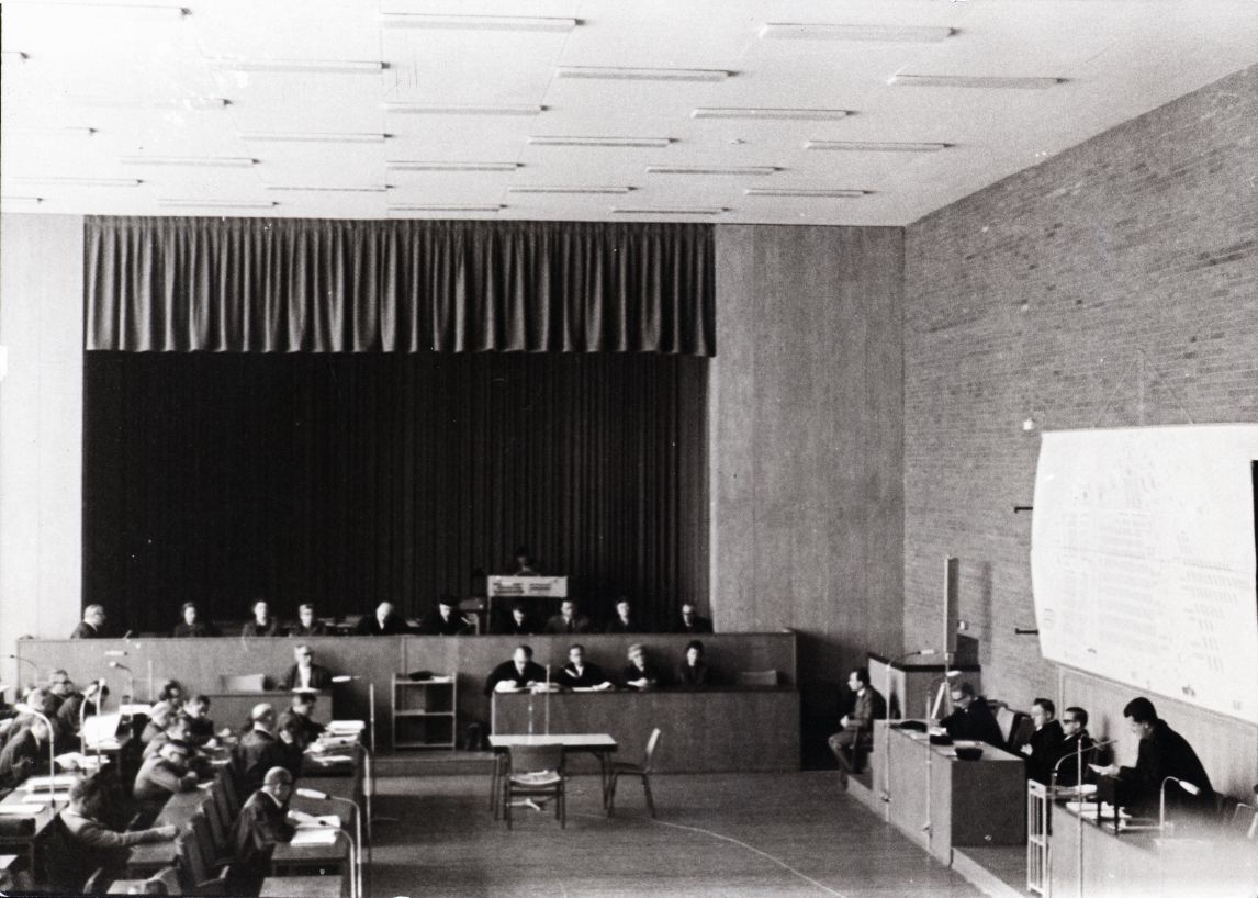 Blick in den Gerichtssaal des Haus Gallus während der Verhandlung des ersten Frankfurter Auschwitz Prozesses, 1964/65, Foto: Joachim Kügler