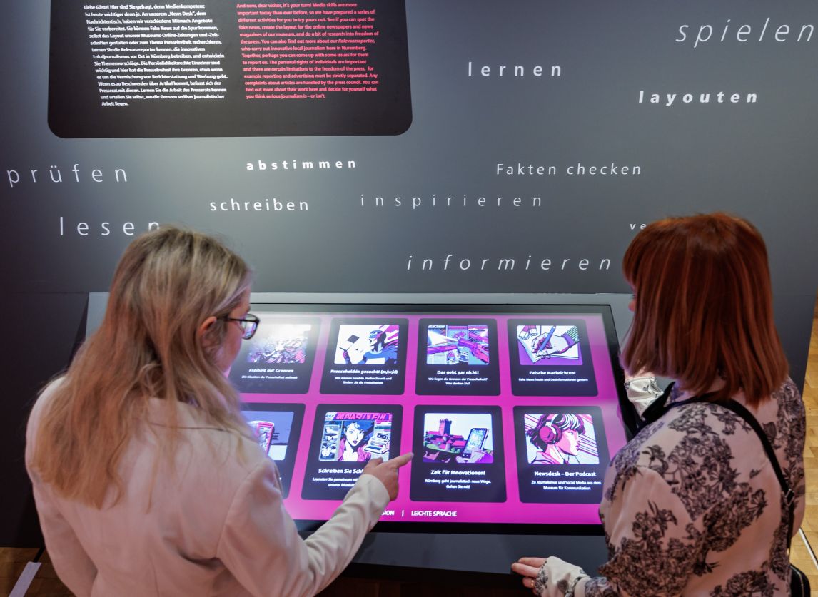 Museum für Kommunikation Nürnberg, Ausstellung zu Journalismus, Interaktive-Station, © Museumsstiftung für Post und Telekommunikation, Foto: Daniel Karmann