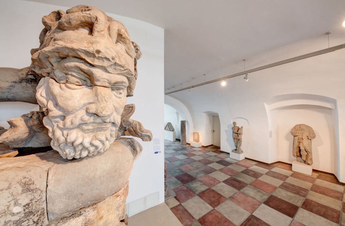 Überreste einer Jahrhunderte alten Herkules-Staue (links) und weitere Skulpturen-Funde aus dem alten Gottorfer Barockgarten (rechts), im Gottorfer Lapidarium, der ehemaligen Schlossküche, Foto: Landesmuseen Schloss Gottorf, Schleswig