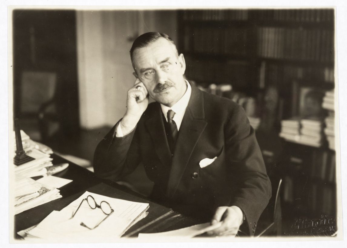 Foto von Thomas Mann an seinem Schreibtisch, 1930. Rechte: ETH-Bibliothek Zürich, Thomas-Mann-Archiv / Fotograf: Atlantic-Photo / TMA_0161
