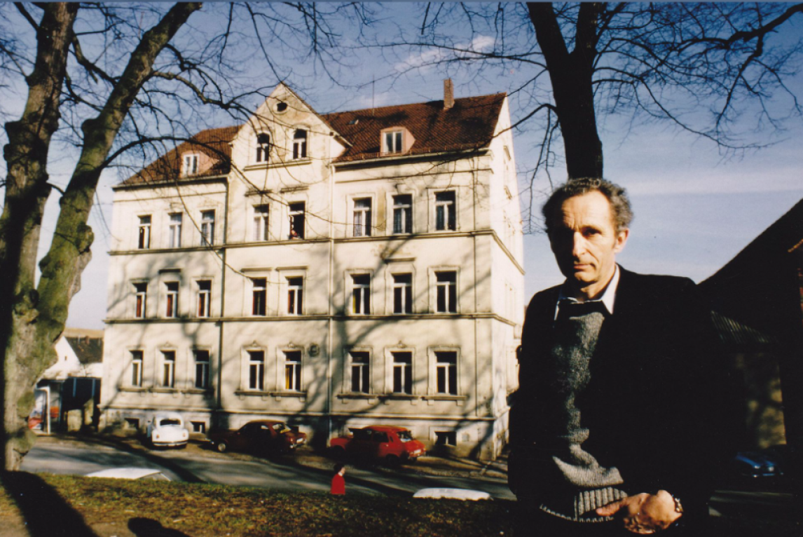 Walter Höllerer vor seinem Geburtshaus in Sulzbach-Rosenberg, Copyright: Literaturarchiv Sulzbach-Rosenberg